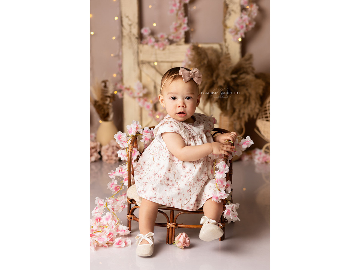 Fond photo bébé et smash cake La Porte aux Cerises – porte vitrée fleurie avec cheval à bascule et pampa | Colors&Drops