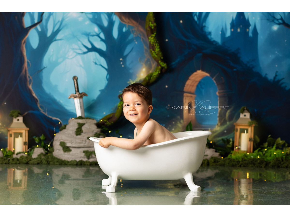 Fond photo bébé et smash cake Excalibur – forêt enchantée avec épée dans la pierre et château | Colors&Drops