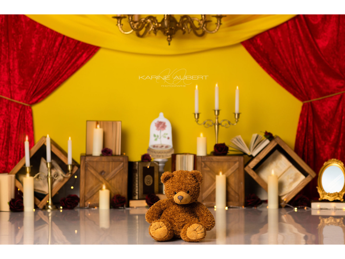 Fond photo bébé et smash cake La Belle – scène de théâtre avec rideaux rouges et chandeliers | Colors&Drops