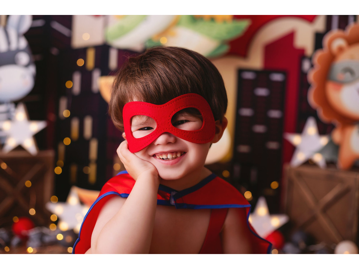 Fond photo bébé et smash cake Heroes – animaux super-héros devant une ville la nuit | Colors&Drops