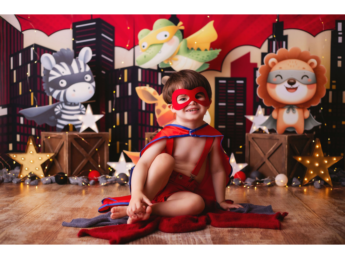 Fond photo bébé et smash cake Heroes – animaux super-héros devant une ville la nuit | Colors&Drops