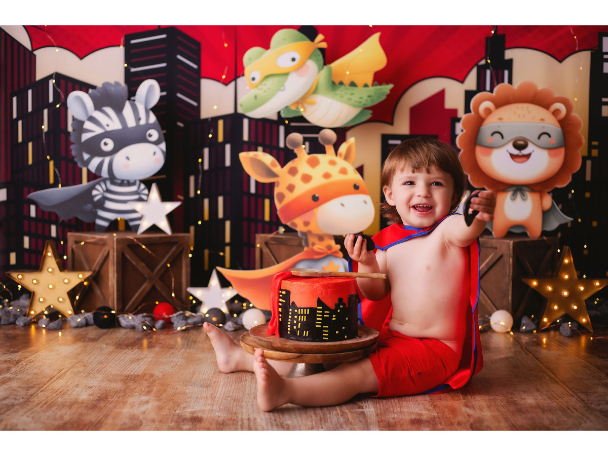 Fond photo bébé et smash cake Heroes – animaux super-héros devant une ville la nuit | Colors&Drops