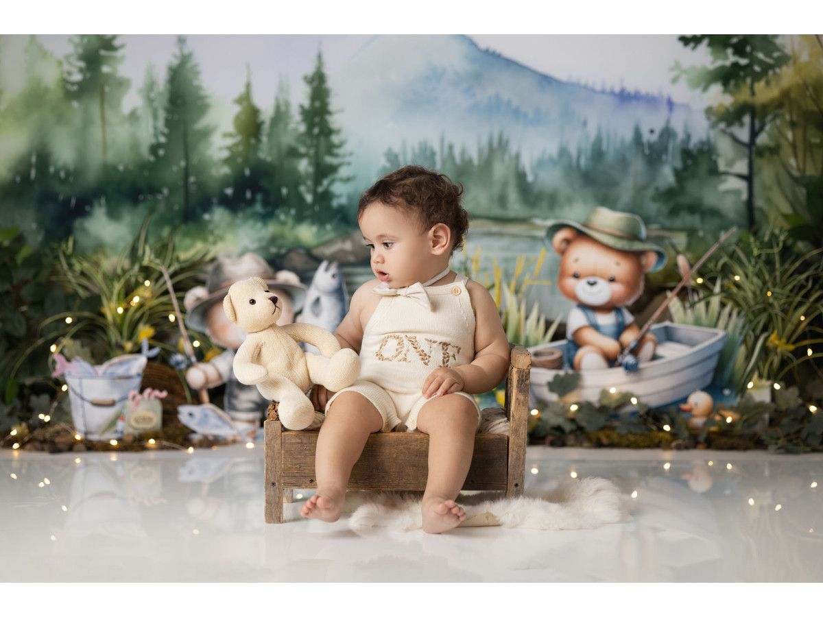 Fondo fotográfico de bebé y smash cake Petits Pecheurs – ositos pescadores junto a un lago de montaña | Colors&Drops
