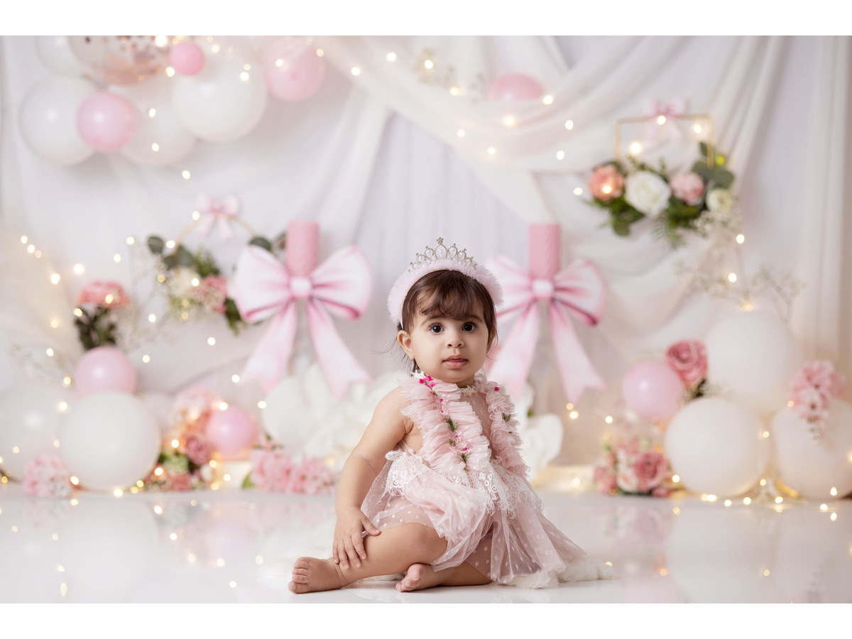Fond photo bébé et smash cake Little Bow – voilages blancs avec ballons et nœuds roses | Colors&Drops