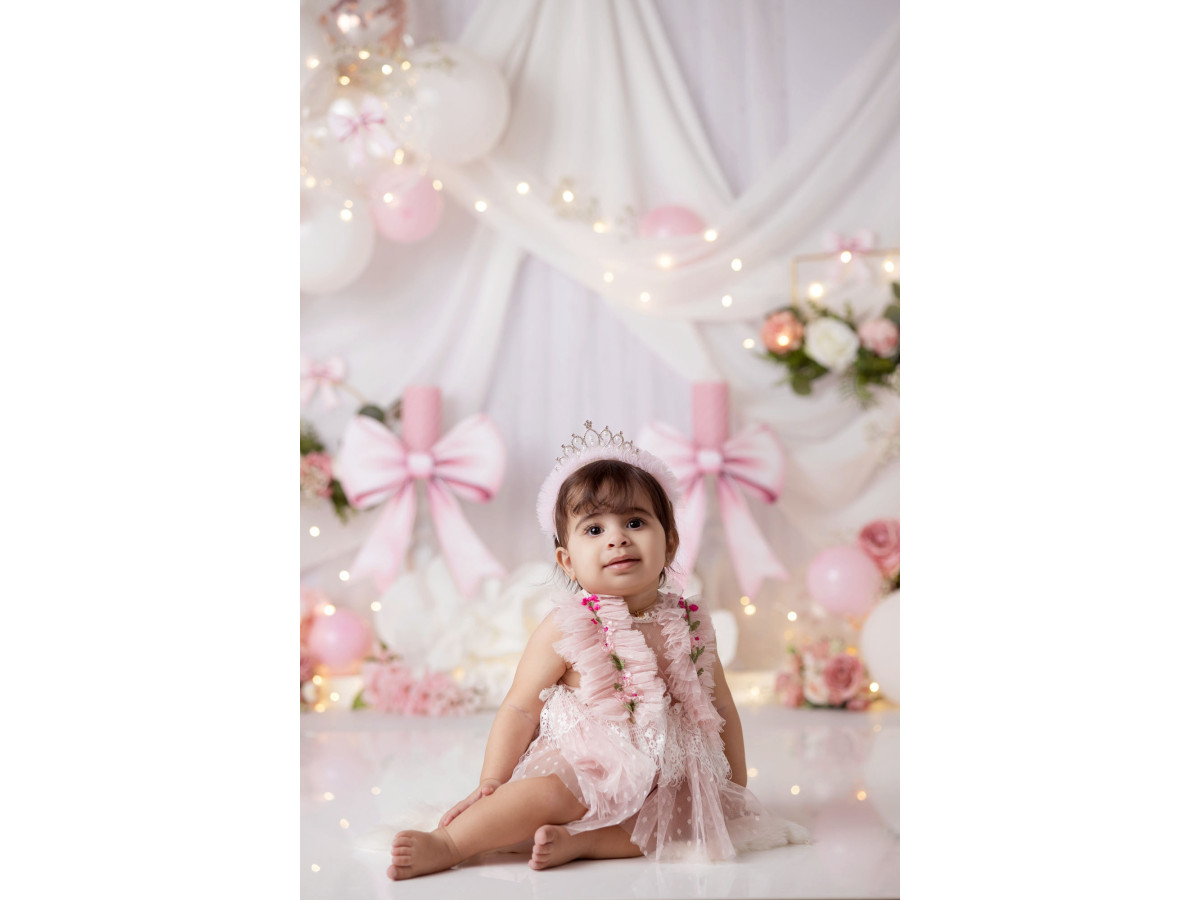 Fond photo bébé et smash cake Little Bow – voilages blancs avec ballons et nœuds roses | Colors&Drops
