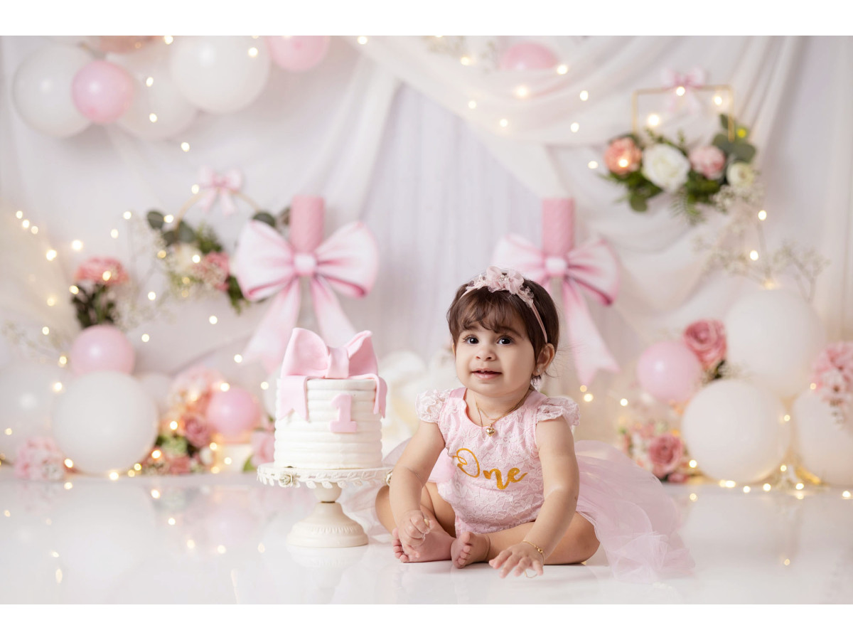 Fond photo bébé et smash cake Little Bow – voilages blancs avec ballons et nœuds roses | Colors&Drops