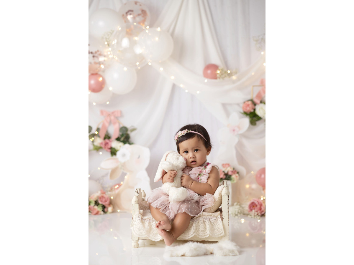 Fondo fotográfico de bebé y smash cake Lapinou Spring – visillos blancos con globos y conejito de peluche | Colors&Drops