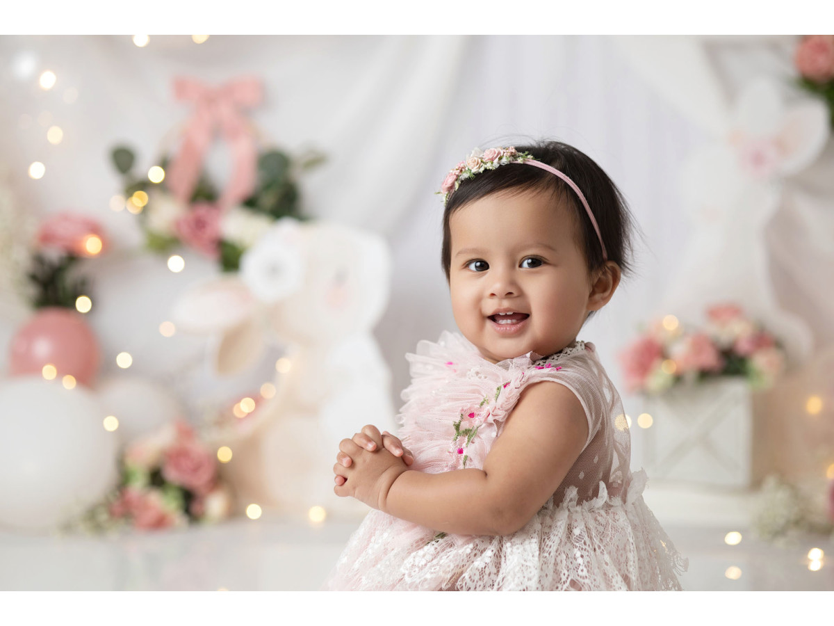 Fondo fotográfico de bebé y smash cake Lapinou Spring – visillos blancos con globos y conejito de peluche | Colors&Drops