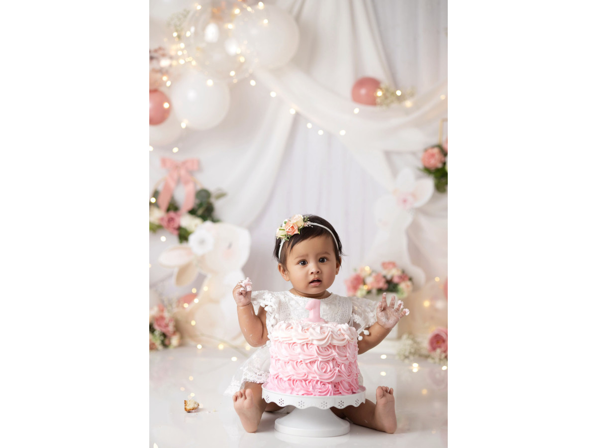 Fondo fotográfico de bebé y smash cake Lapinou Spring – visillos blancos con globos y conejito de peluche | Colors&Drops