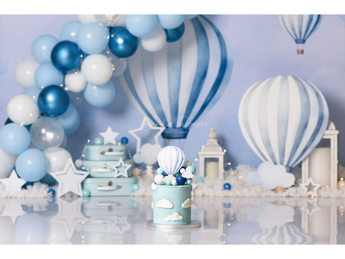 Baby & cake smash photo backdrop Tout la Haut – blue balloon arch with hot air balloons | Colors&Drops