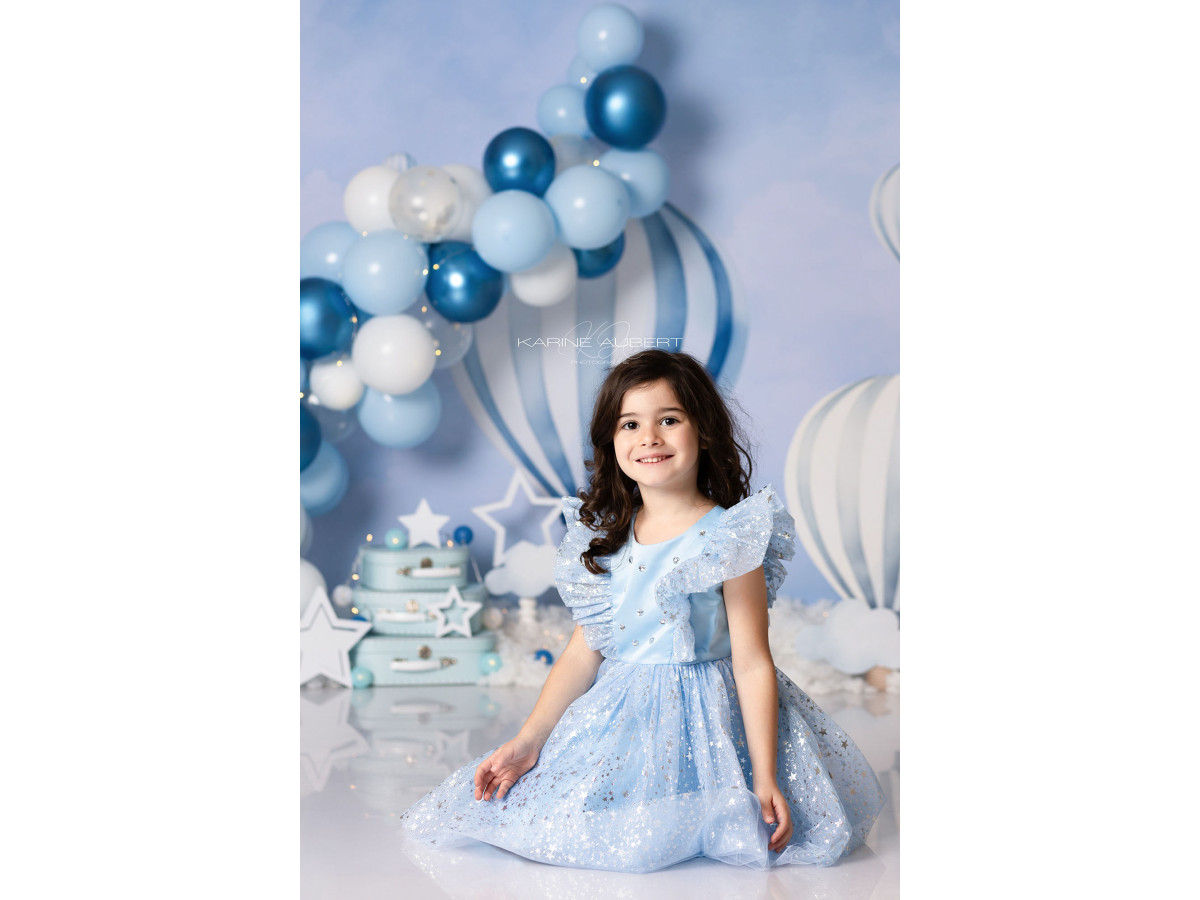 Fondo fotográfico de bebé y smash cake Tout la Haut – arco de globos azules con globos aerostáticos | Colors&Drops