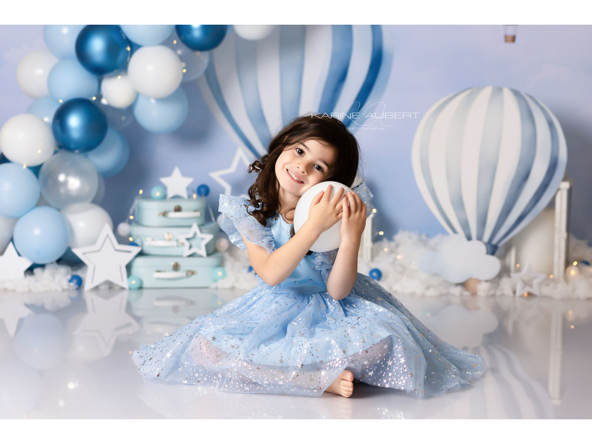 Fond photo bébé et smash cake Tout la Haut – arche de ballons bleus avec montgolfières | Colors&Drops