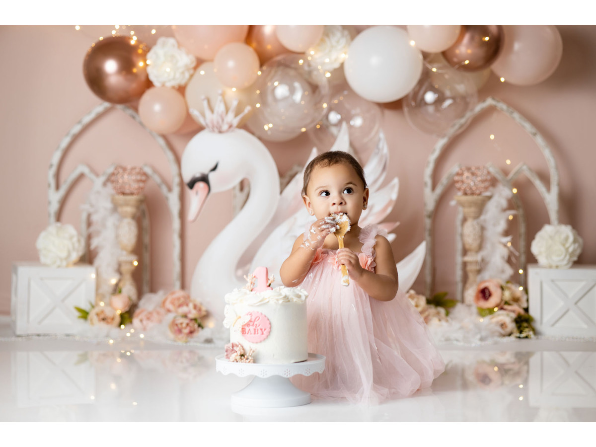 Fondo fotográfico de bebé y smash cake Little Cygne – cisne blanco con globos melocotón y arcos | Colors&Drops
