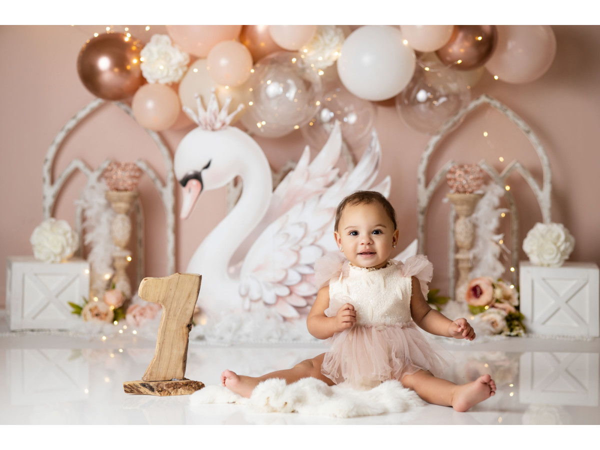 Fondo fotográfico de bebé y smash cake Little Cygne – cisne blanco con globos melocotón y arcos | Colors&Drops