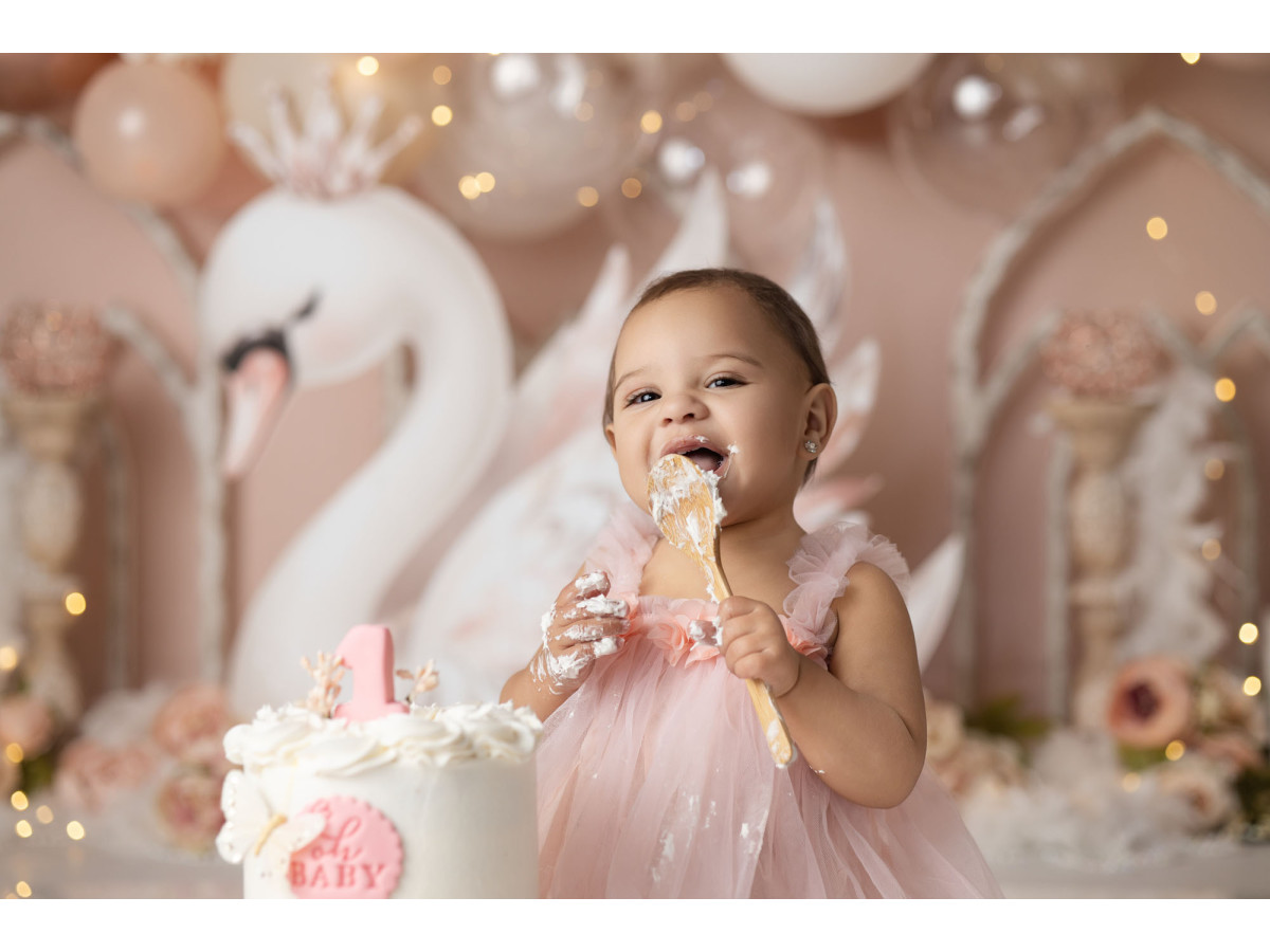Fondo fotográfico de bebé y smash cake Little Cygne – cisne blanco con globos melocotón y arcos | Colors&Drops