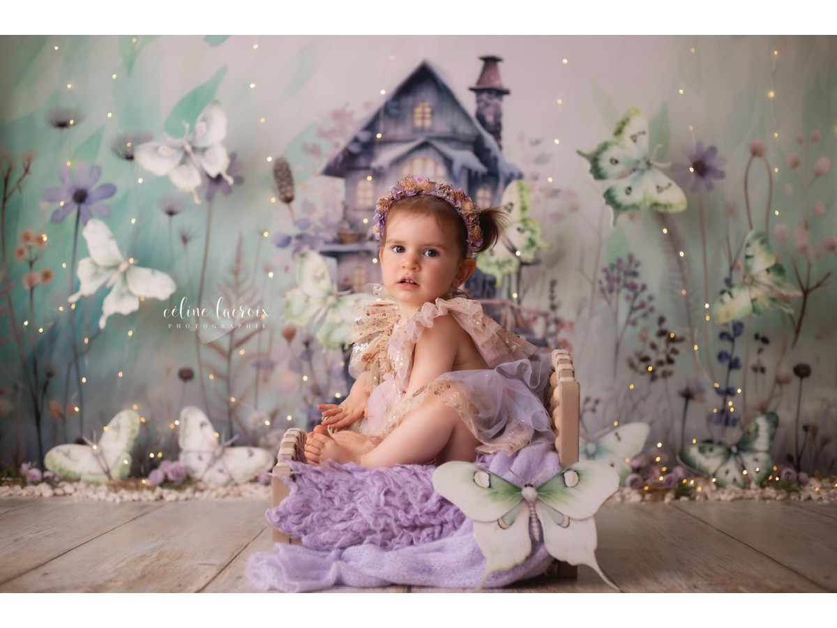 Fond photo bébé et smash cake Paluzion – maison violette avec papillons et fleurs | Colors&Drops
