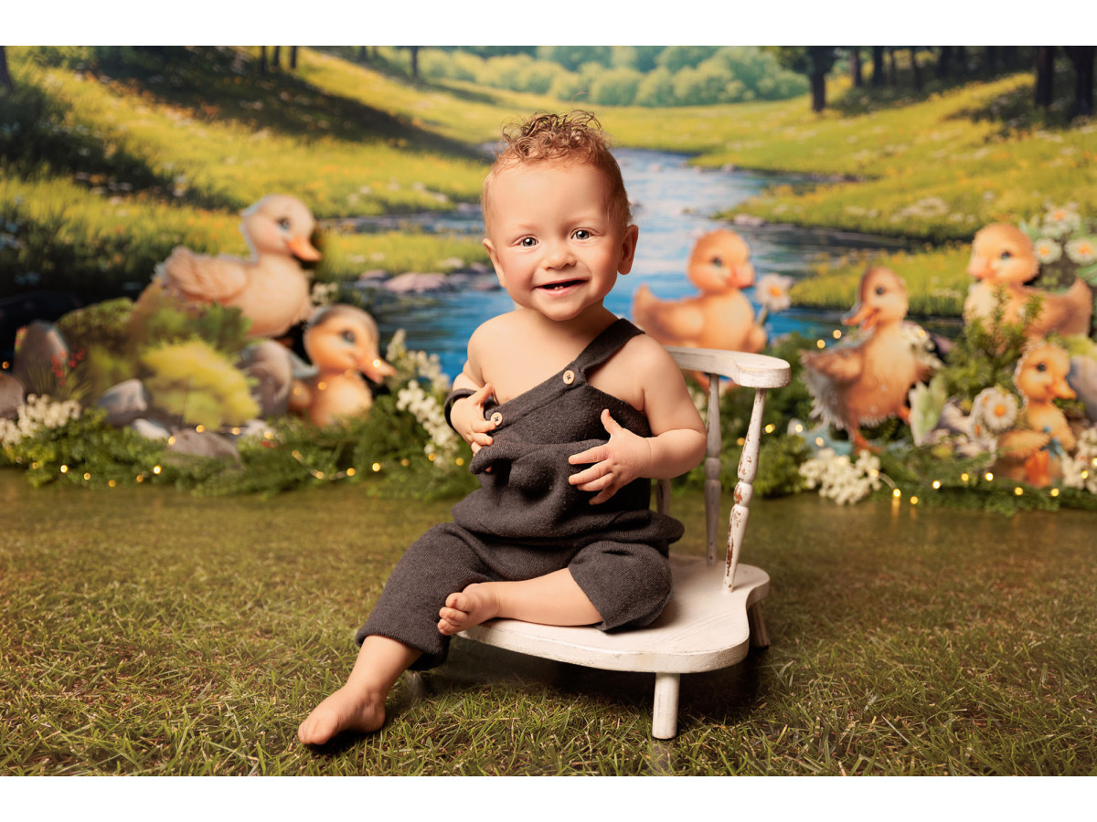 Fondo fotográfico de bebé y smash cake Ducks – patitos junto a un río en el bosque | Colors&Drops