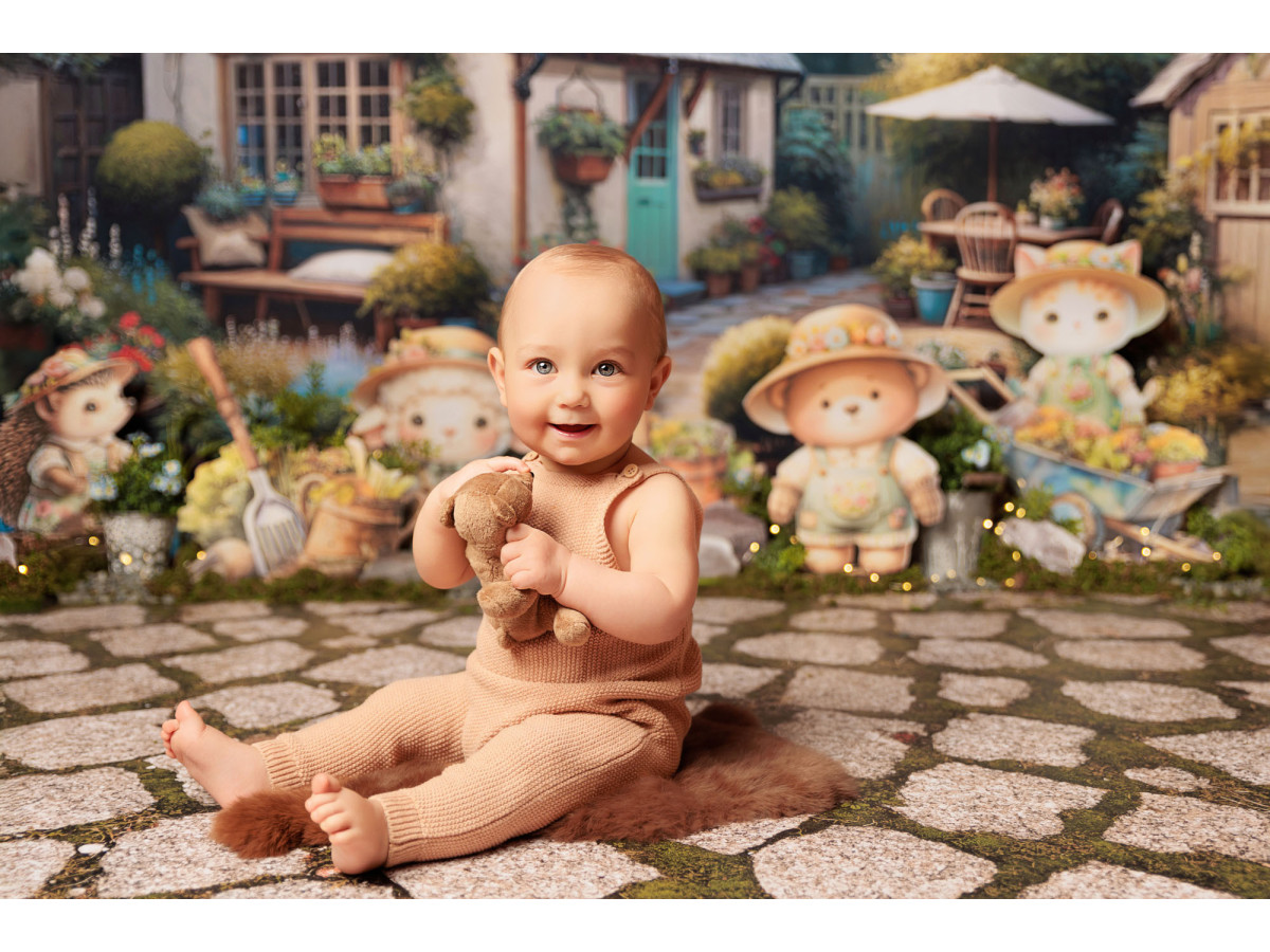 Fond photo bébé et smash cake Les Copains Malins – cottage fleuri avec oursons et animaux jardiniers | Colors&Drops