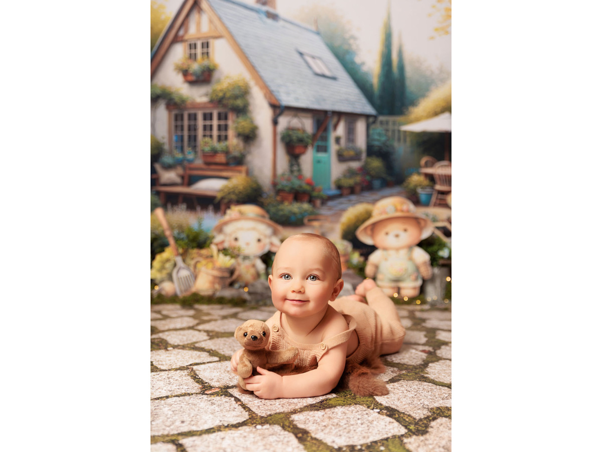 Baby & cake smash photo backdrop Les Copains Malins – flowered cottage with gardener teddy bears and animals | Colors&Drops