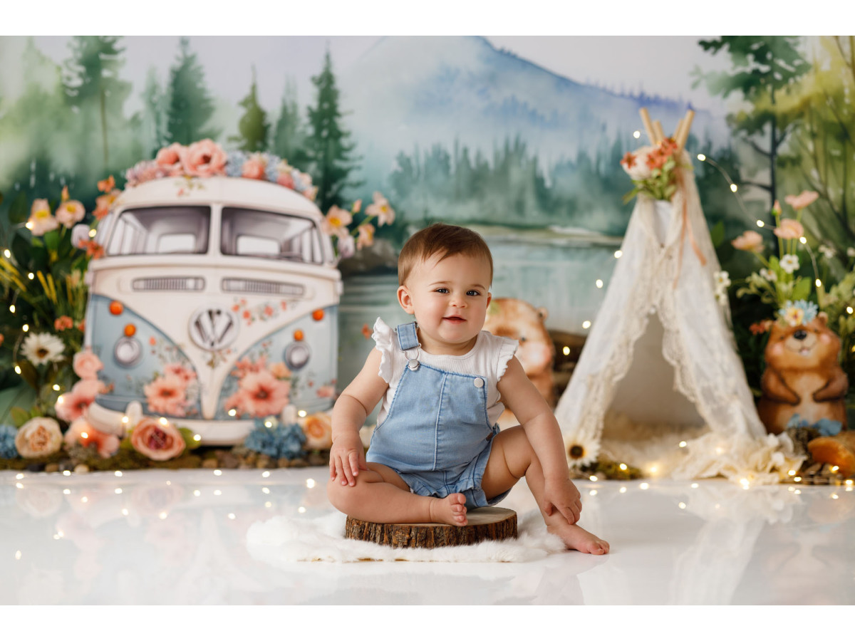 Fond photo bébé et smash cake Les Castors – castors avec van et tipi au bord d'un lac | Colors&Drops