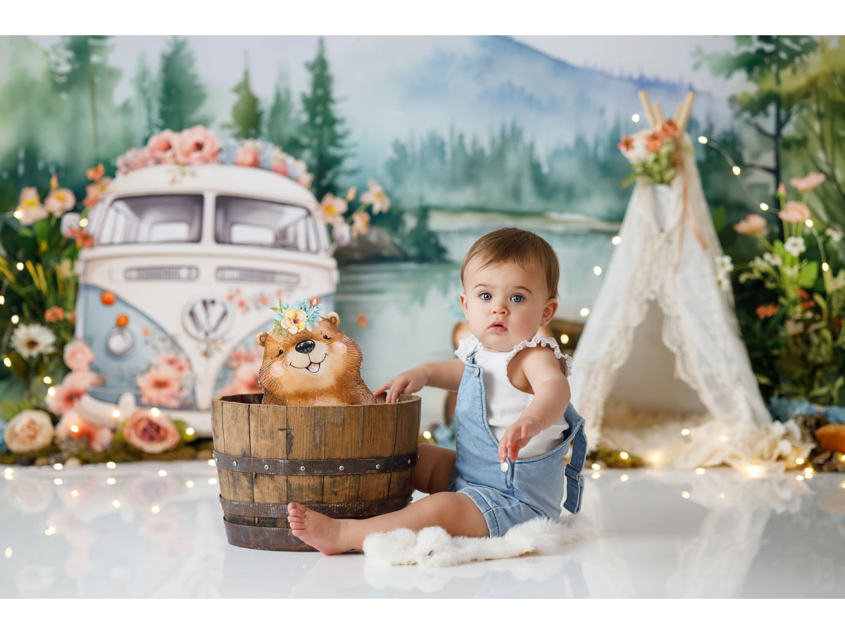 Fond photo bébé et smash cake Les Castors – castors avec van et tipi au bord d'un lac | Colors&Drops