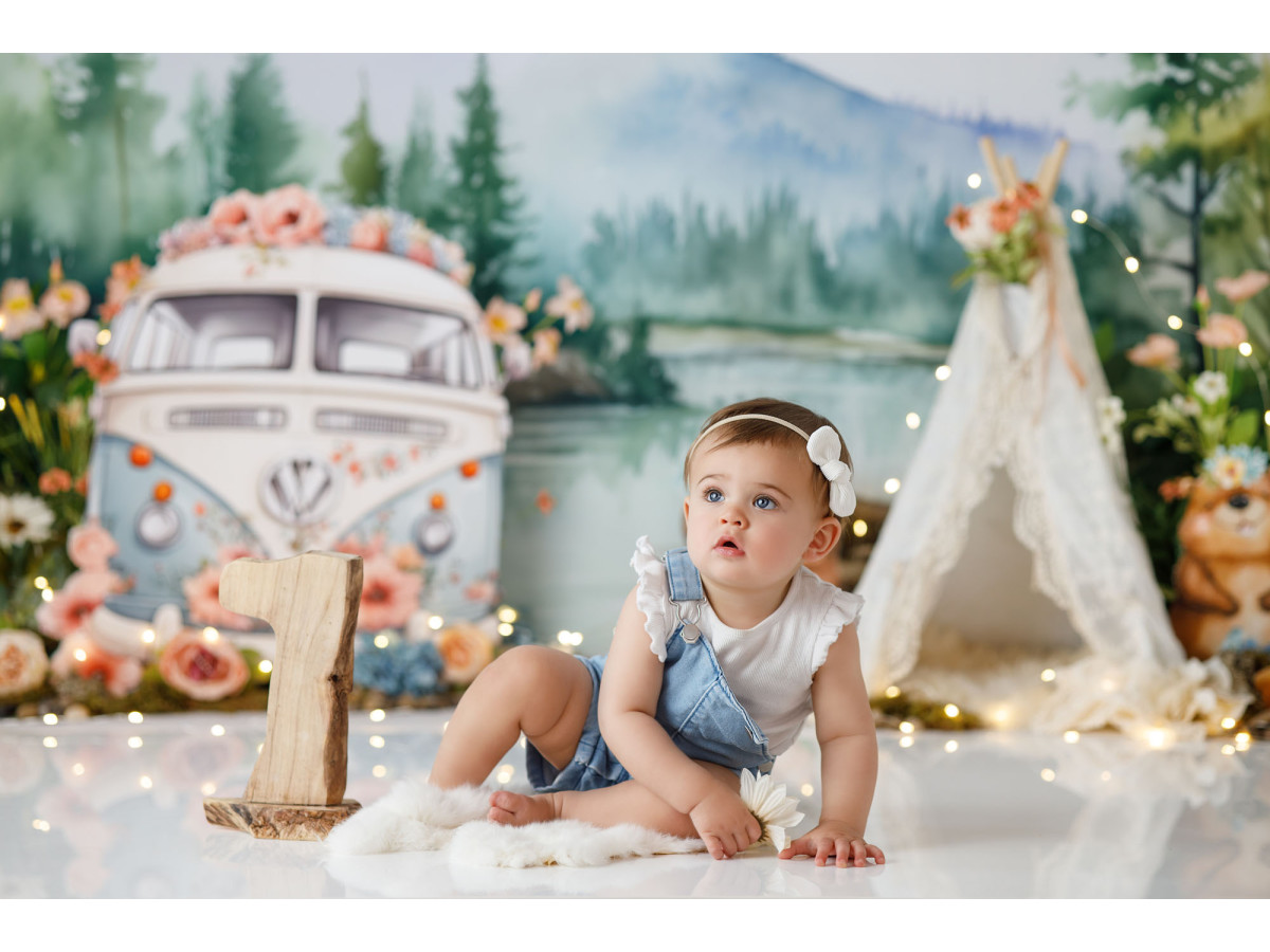 Fondo fotográfico de bebé y smash cake Les Castors – castores con furgoneta y tipi junto a un lago | Colors&Drops