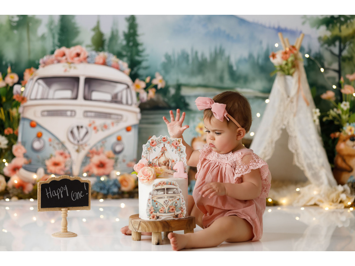 Baby & cake smash photo backdrop Les Castors – beavers with van and teepee by a lake | Colors&Drops