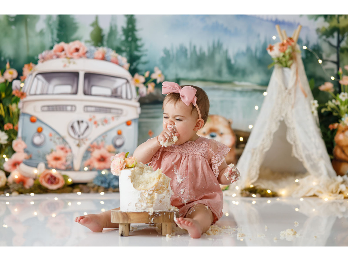 Fondo fotográfico de bebé y smash cake Les Castors – castores con furgoneta y tipi junto a un lago | Colors&Drops