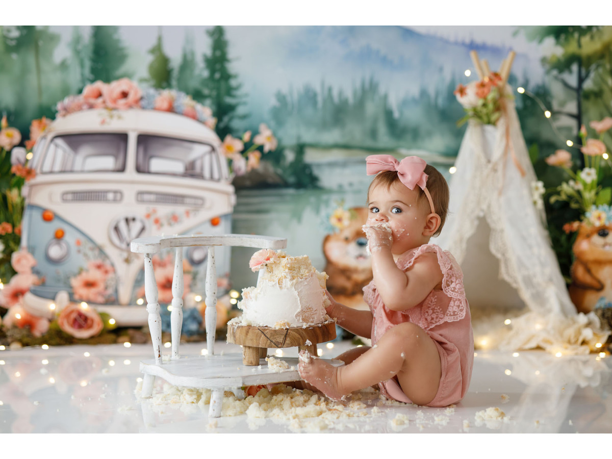 Baby & cake smash photo backdrop Les Castors – beavers with van and teepee by a lake | Colors&Drops