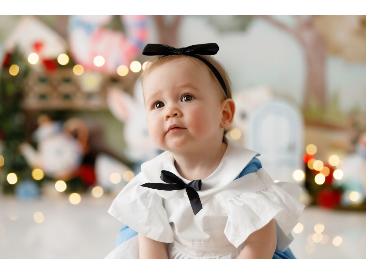 Fond photo bébé et smash cake Dinky Me – jardin du thé fantastique avec lapin et chat | Colors&Drops
