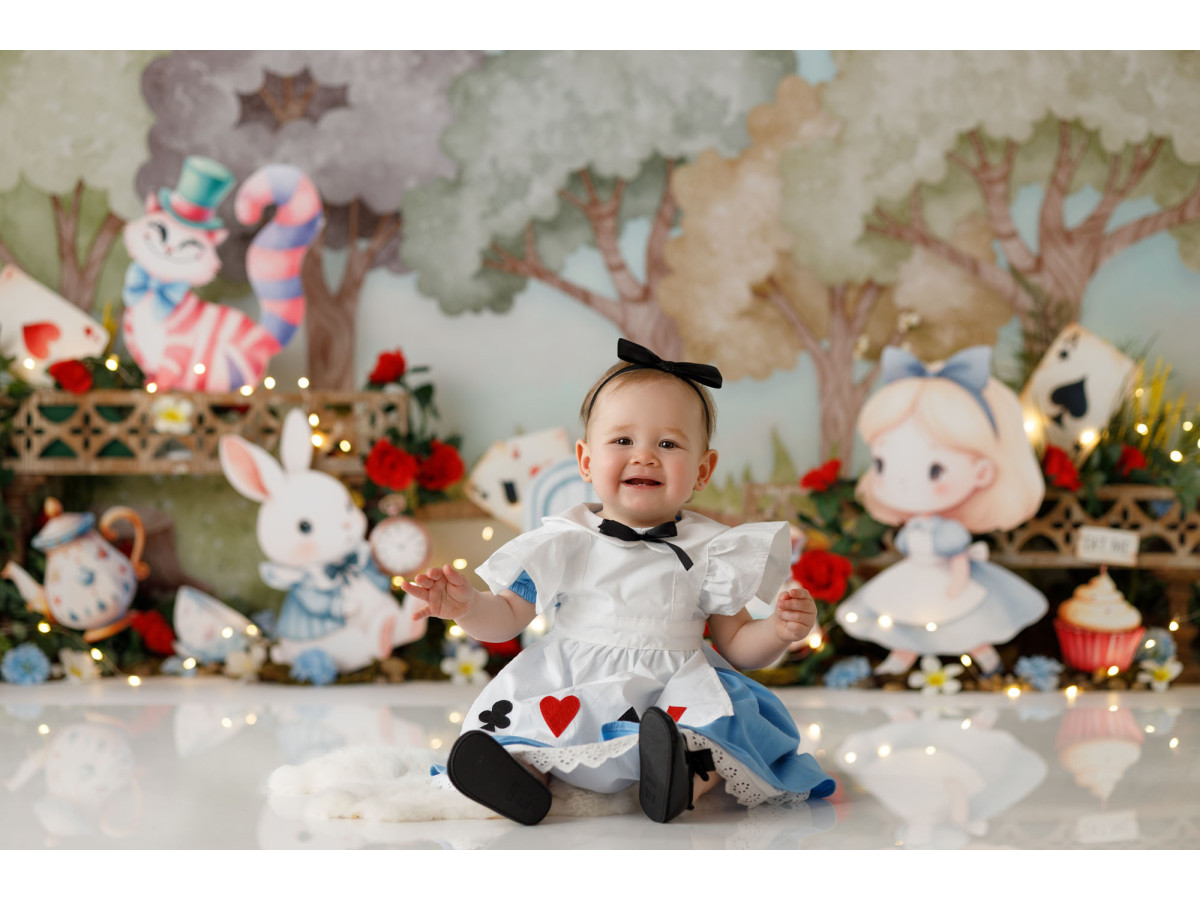 Fond photo bébé et smash cake Dinky Me – jardin du thé fantastique avec lapin et chat | Colors&Drops