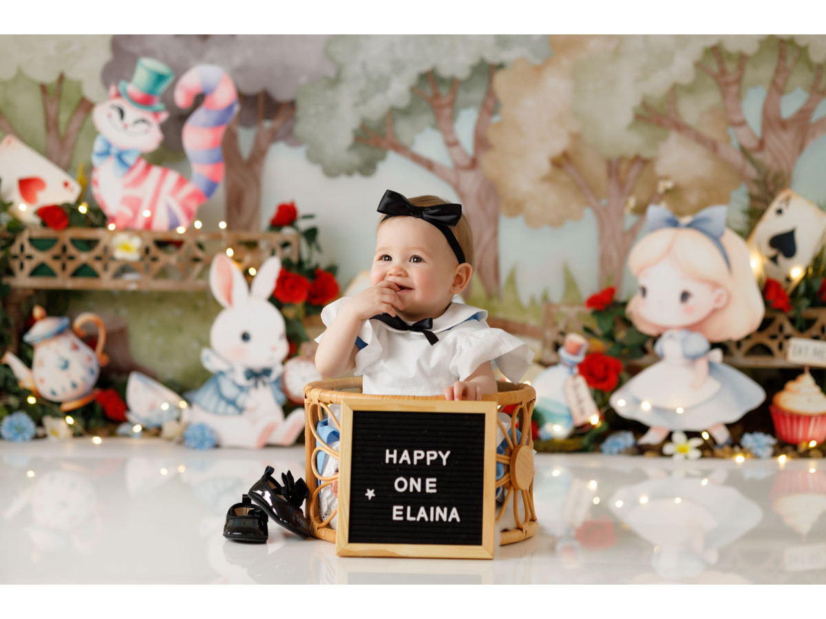 Fond photo bébé et smash cake Dinky Me – jardin du thé fantastique avec lapin et chat | Colors&Drops