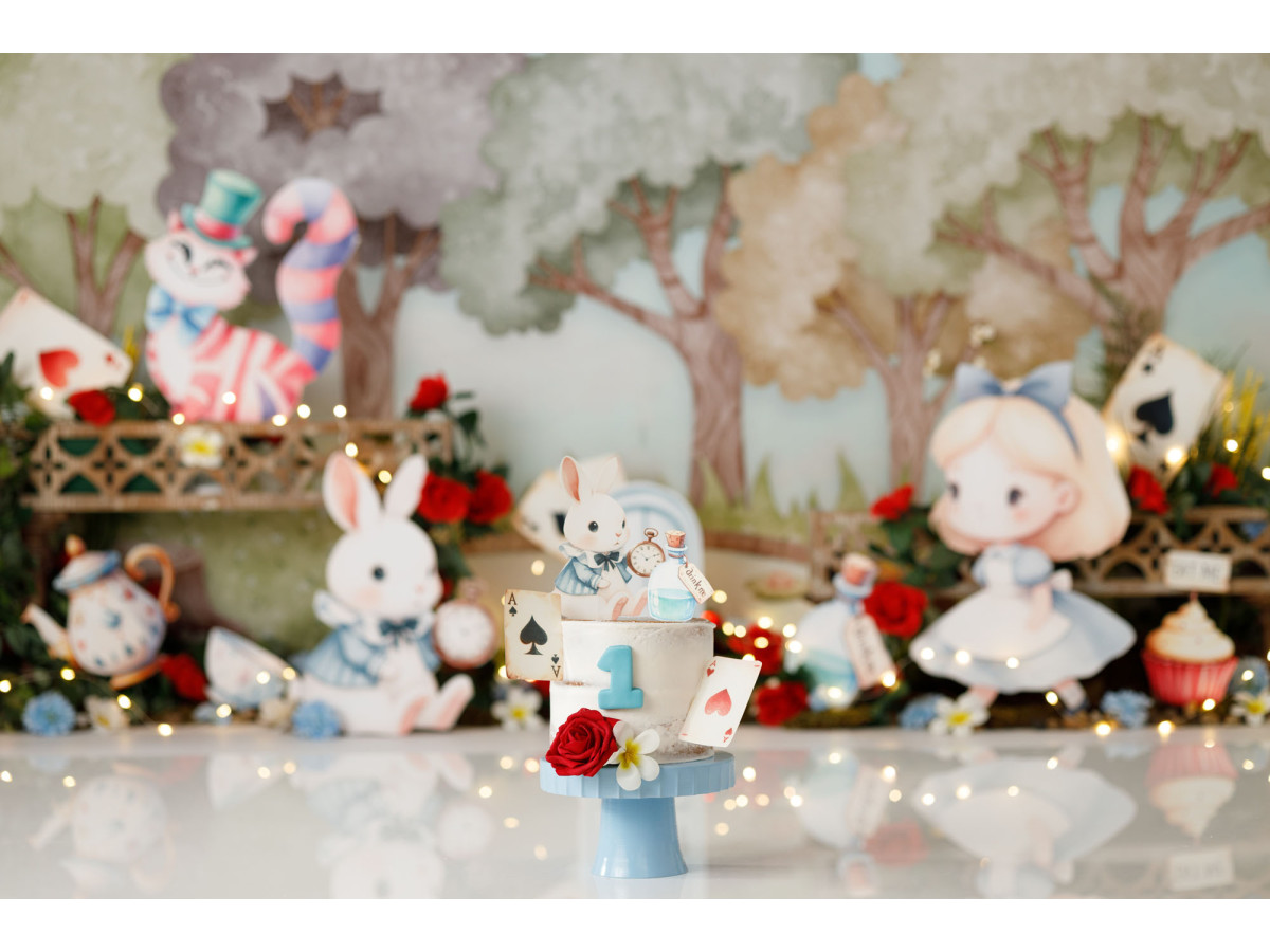 Fond photo bébé et smash cake Dinky Me – jardin du thé fantastique avec lapin et chat | Colors&Drops