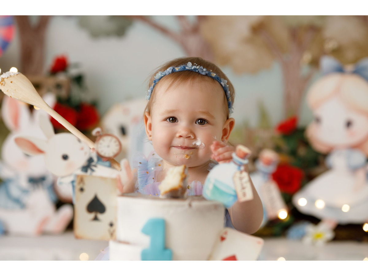 Fond photo bébé et smash cake Dinky Me – jardin du thé fantastique avec lapin et chat | Colors&Drops
