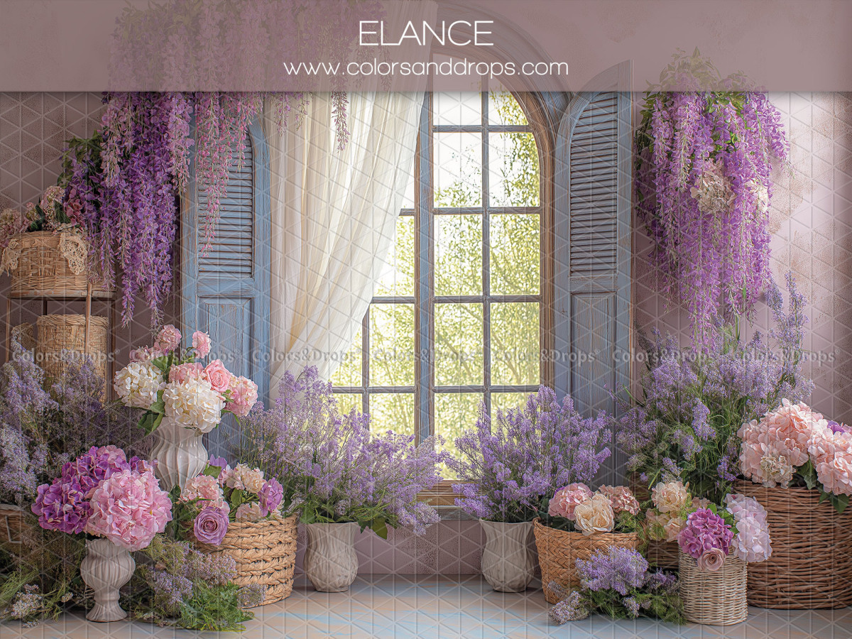 Fond photo fête des mères et des pères Elance – fenêtre cintrée avec volets bleus et fleurs lilas | Colors&Drops