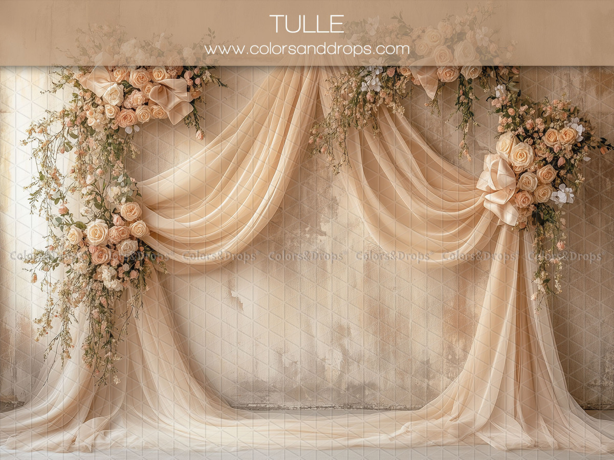 Fond photo grossesse et portrait Tulle – drapés crème avec bouquets de roses sur mur patiné | Colors&Drops