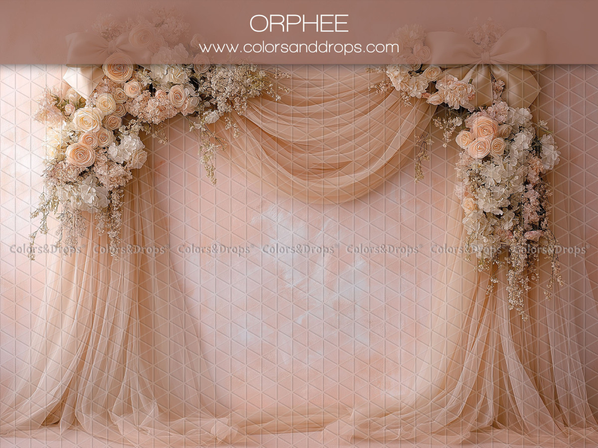 Fond photo grossesse et portrait Orphee – drapés roses avec bouquets de fleurs sur mur patiné | Colors&Drops