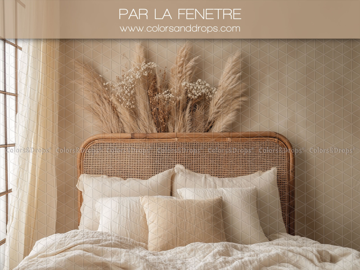 Fondo fotográfico de embarazo y retrato Par la Fenetre – dormitorio con cama de ratán y cojines beige | Colors&Drops