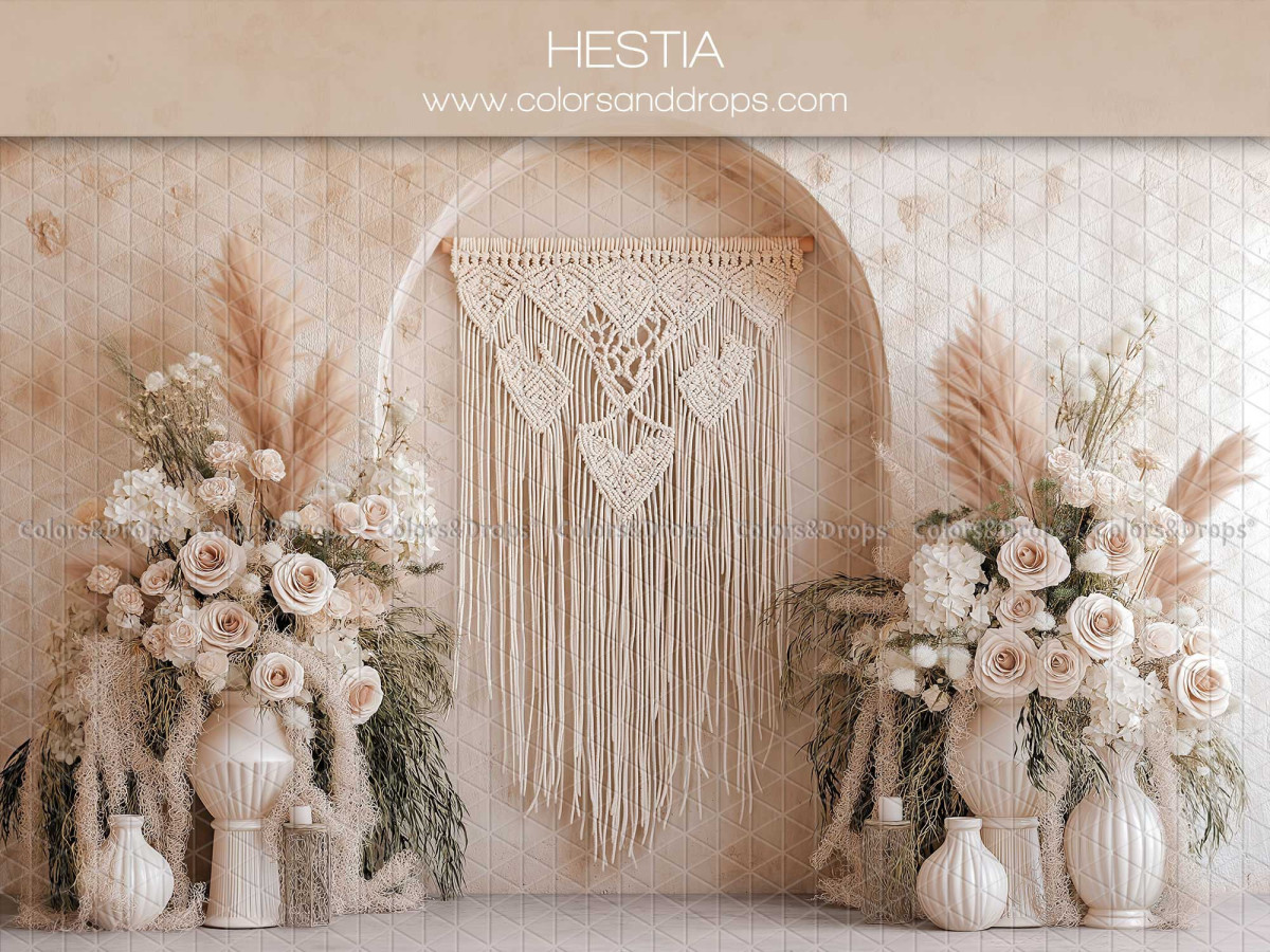 Fond photo grossesse et portrait Hestia – arche avec macramé et vases de roses blanches | Colors&Drops