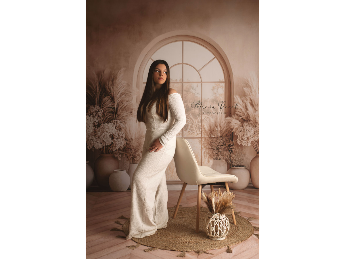 Fond photo grossesse et portrait Solal – fenêtre cintrée avec vases de pampa et hortensias | Colors&Drops