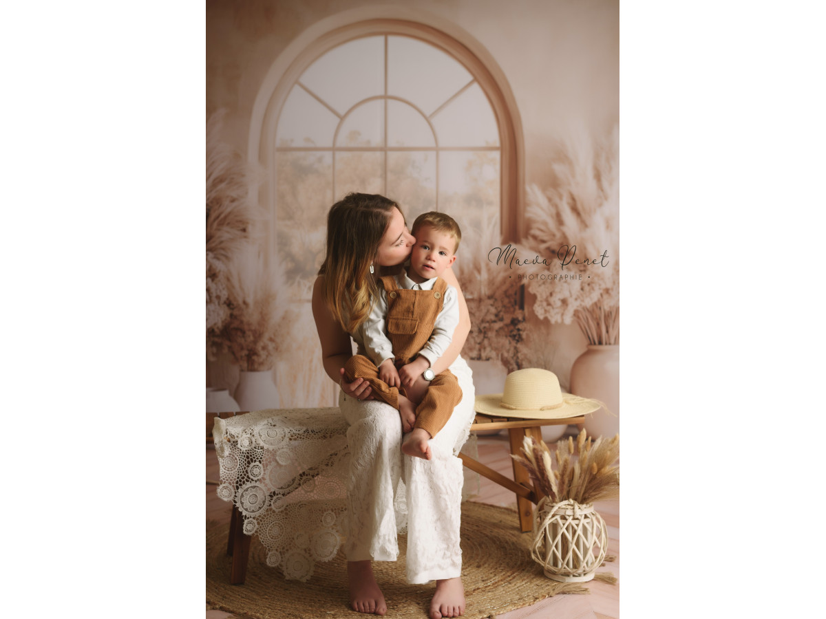 Fond photo grossesse et portrait Solal – fenêtre cintrée avec vases de pampa et hortensias | Colors&Drops