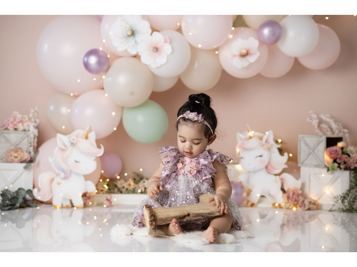 Fond photo bébé et smash cake Little Poney – arche de ballons roses avec licornes | Colors&Drops