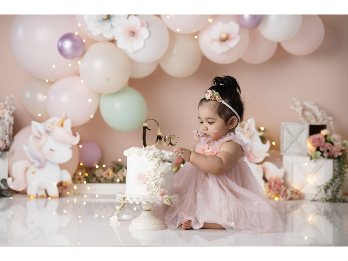 Fond photo bébé et smash cake Little Poney – arche de ballons roses avec licornes | Colors&Drops