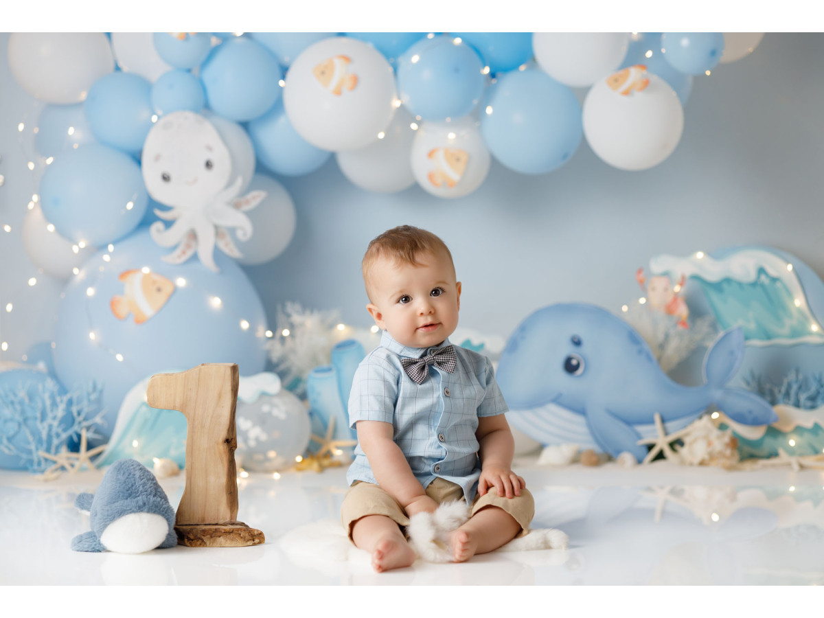 Fond photo bébé et smash cake Locean – arche de ballons bleus avec baleine et pieuvre | Colors&Drops