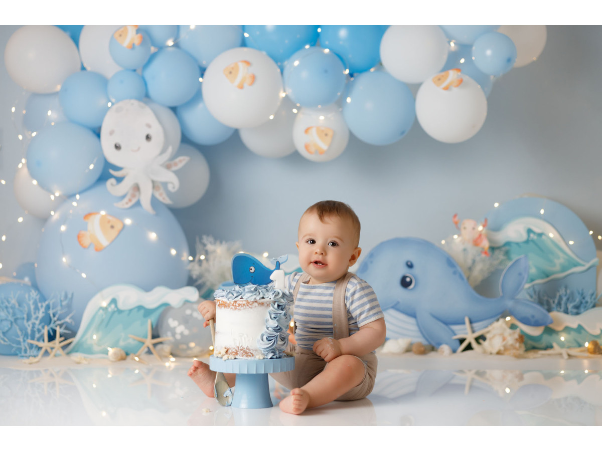 Fond photo bébé et smash cake Locean – arche de ballons bleus avec baleine et pieuvre | Colors&Drops