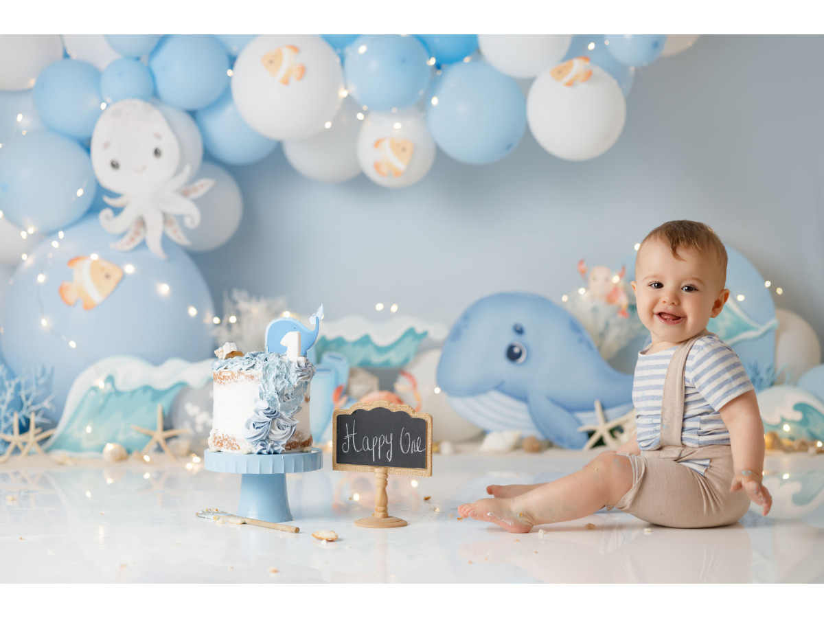 Fond photo bébé et smash cake Locean – arche de ballons bleus avec baleine et pieuvre | Colors&Drops