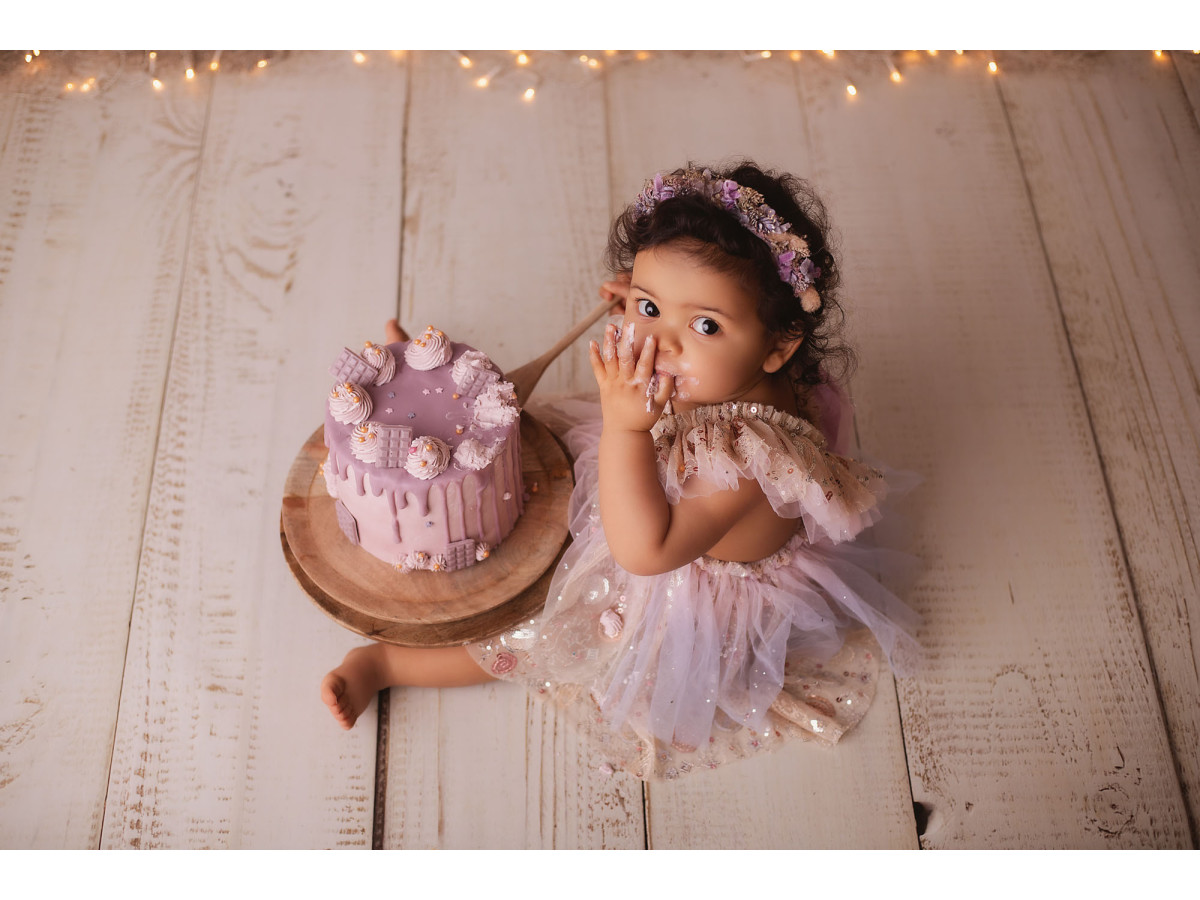 Baby & cake smash photo backdrop Happy Birthday – plush animals with balloons and bunting | Colors&Drops