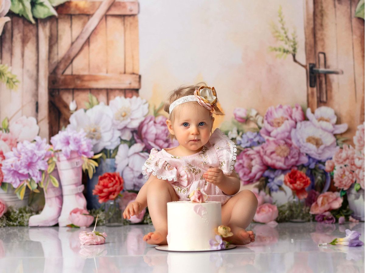 Fond photo bébé et smash cake Love in Bottes – portes en bois avec fleurs et bottes en caoutchouc | Colors&Drops
