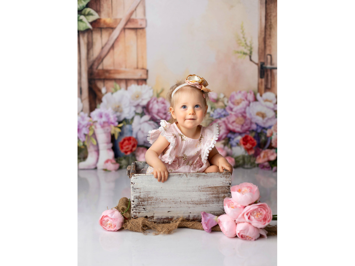 Fond photo bébé et smash cake Love in Bottes – portes en bois avec fleurs et bottes en caoutchouc | Colors&Drops