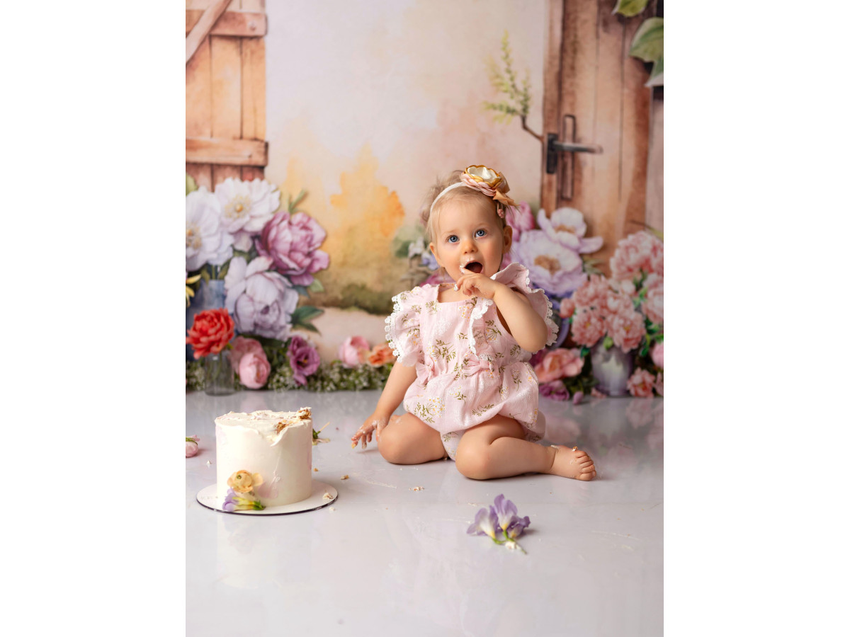 Fondo fotográfico de bebé y smash cake Love in Bottes – puertas de madera con flores y botas de agua | Colors&Drops